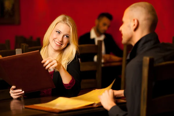 Junges Paar bestellt Essen in Restaurant-Speisekarte — Stockfoto