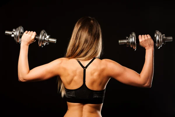 Atractiva joven haciendo ejercicio con pesas - bikini fitne —  Fotos de Stock