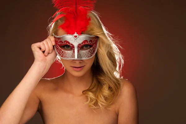 Schönheitsporträt der schönen jungen blonden Frau mit venezianischem Karneval — Stockfoto