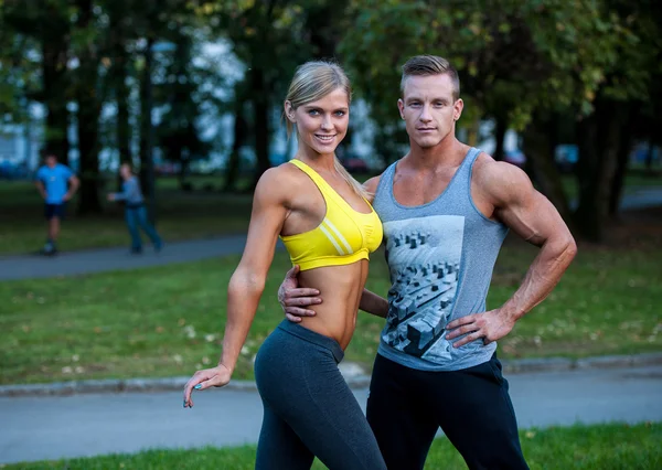 Pareja de fitness en un entrenamiento callejero — Foto de Stock