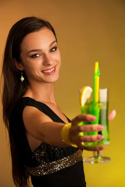 Ragazza beve un cocktail nel night club — Foto Stock