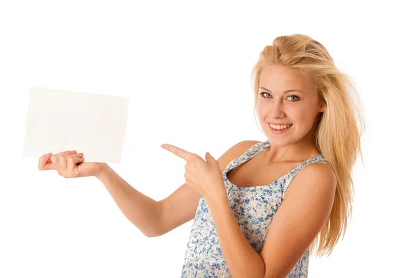 Eine junge Frau hält eine weiße Tafel zur Beförderung in den Händen — Stockfoto