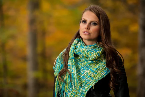 Blog style pretty young woman on a walk in forest on late autumn — Stock Photo, Image