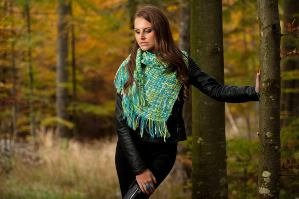 Blog stile bella giovane donna su una passeggiata nella foresta nel tardo autunno — Foto Stock