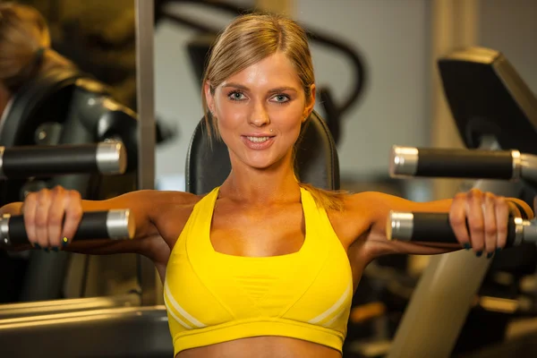 Vacker kaukasisk kvinna träna armarna i fitness — Stockfoto