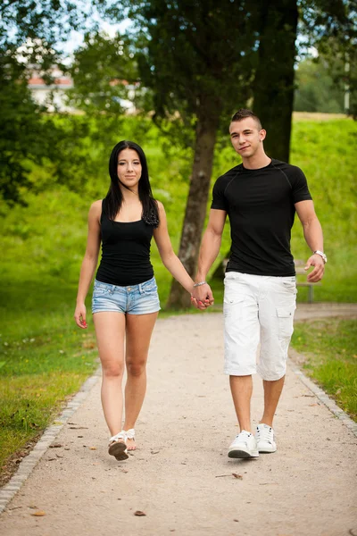 Teenage couple on a late summer afternoon in park — Stock Photo, Image