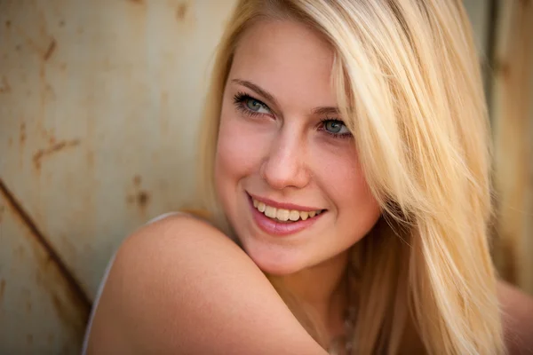 Young blonde caucasian girl alone on a street — Stock Photo, Image