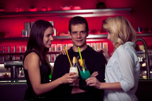 Группа людей собирается в коктейль-баре и веселится — стоковое фото