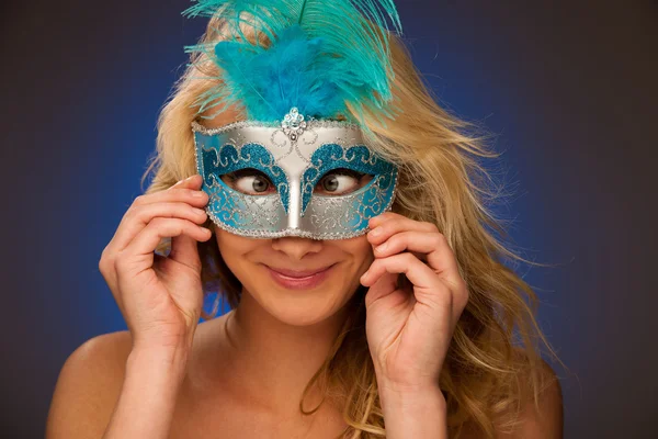 Beauty portrait of Beautiful young blonde woman with venice carn — Stock Photo, Image