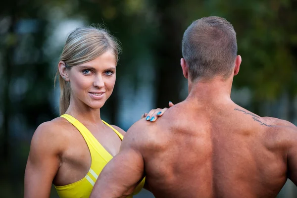 Casal de aptidão em um treino de rua — Fotografia de Stock