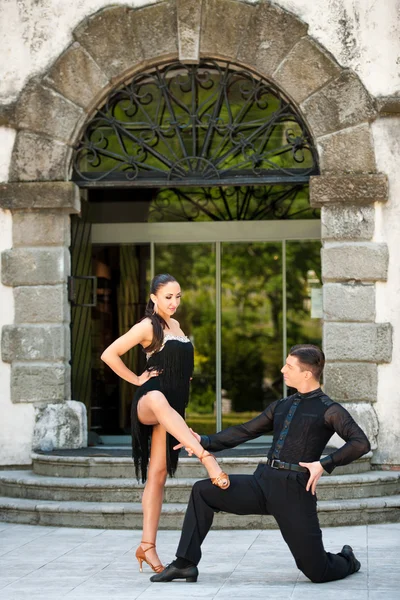 Beautiful young couple dancing outdoor in park — Stock Photo, Image