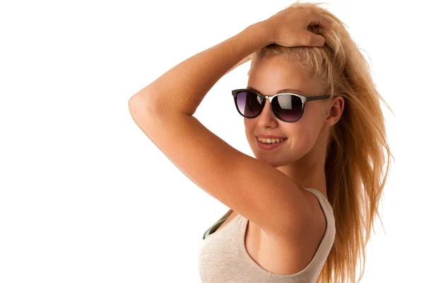 Atractiva joven con gafas de sol estudio aislado sobre whit —  Fotos de Stock