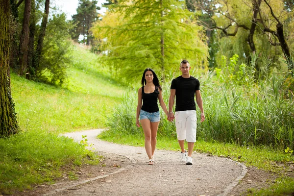 Teenage couple on a late summer afternoon in park — Stock Photo, Image