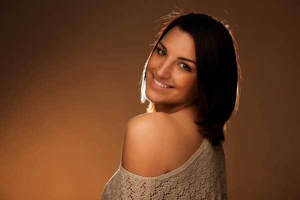 Portrait studio de belle jeune femme caucasienne avec ha brun — Photo