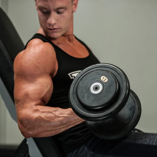 Junger Mann trainiert in Fitness mit Kurzhanteln - powe — Stockfoto