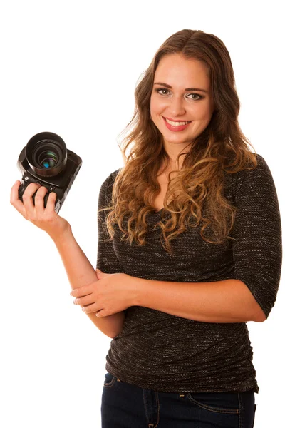 Bella asiatico caucasico donna con fotocamera in il suo mani sorridente è — Foto Stock