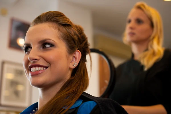 トリートメントと髪形を有する美容室大広間の若い女性 — ストック写真