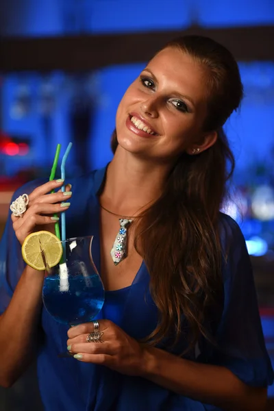 Ganska ung brunett kvinna dricka cocktailbar i — Stockfoto