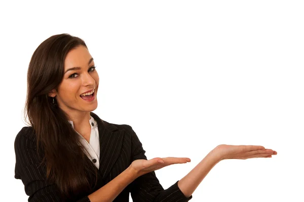 Joven mujer de negocios apuntando al espacio de copia, mostrando un producto i —  Fotos de Stock