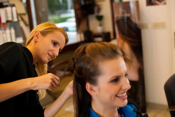 Молодая женщина в парикмахерской, проходящая лечение и стрижку — стоковое фото