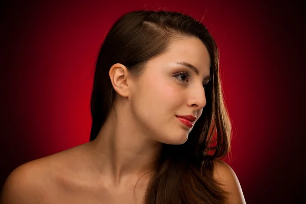 Retrato de beleza de uma mulher caucasiana bonito sobre fundo vermelho — Fotografia de Stock