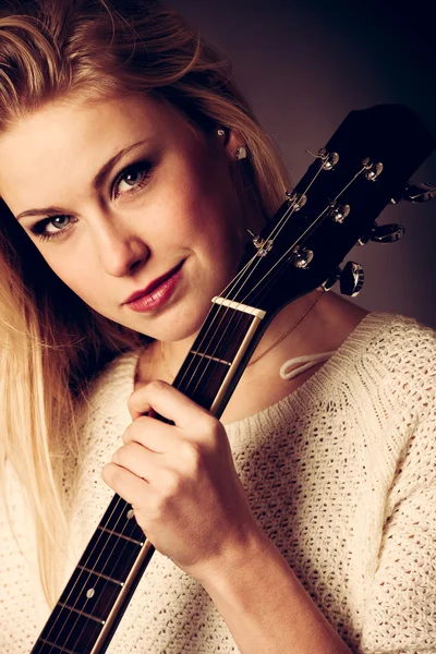 Portret młodej blond gitara gracz kobieta — Zdjęcie stockowe