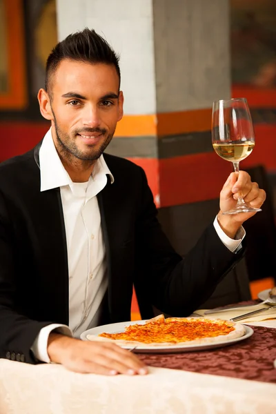 Bonito homem comendo pizza no restaurante — Fotografia de Stock