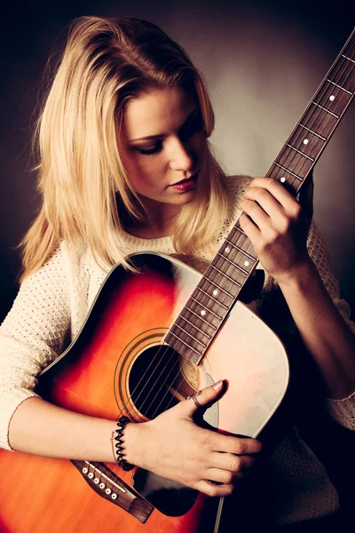 年轻的金发吉他播放器女人的画像 — 图库照片