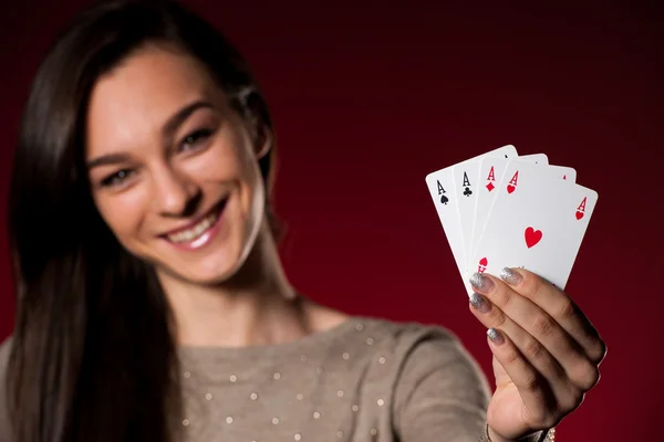 Mooie Kaukasische vrouw met pokerkaarten, gokken in casino — Stockfoto