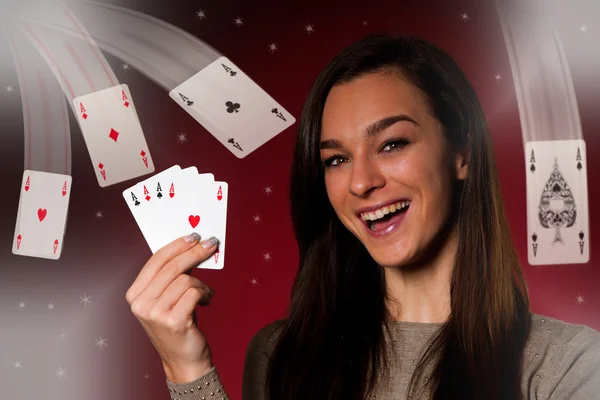 Hermosa mujer caucásica con cartas de póquer jugando en el casino —  Fotos de Stock