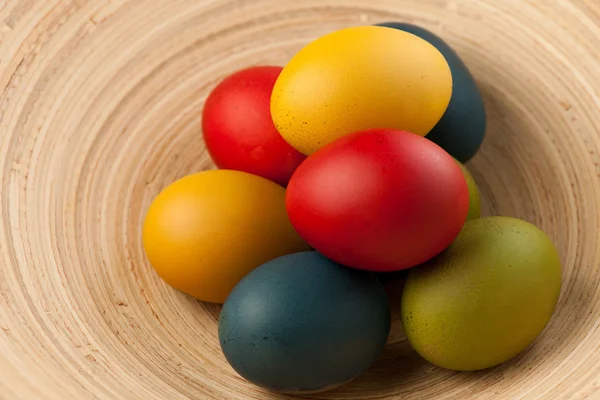 Oeufs de Pâques colorés décorés sur fond de couleur — Photo