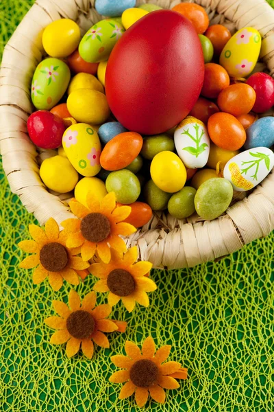 Oeufs de Pâques colorés décorés sur fond de couleur — Photo