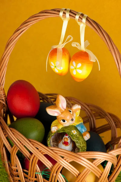 Huevos coloridos de Pascua decorados sobre fondo de color —  Fotos de Stock
