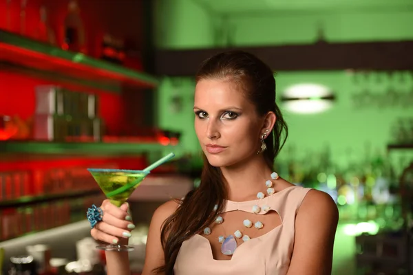 Ganska ung brunett kvinna dricka cocktailbar i — Stockfoto