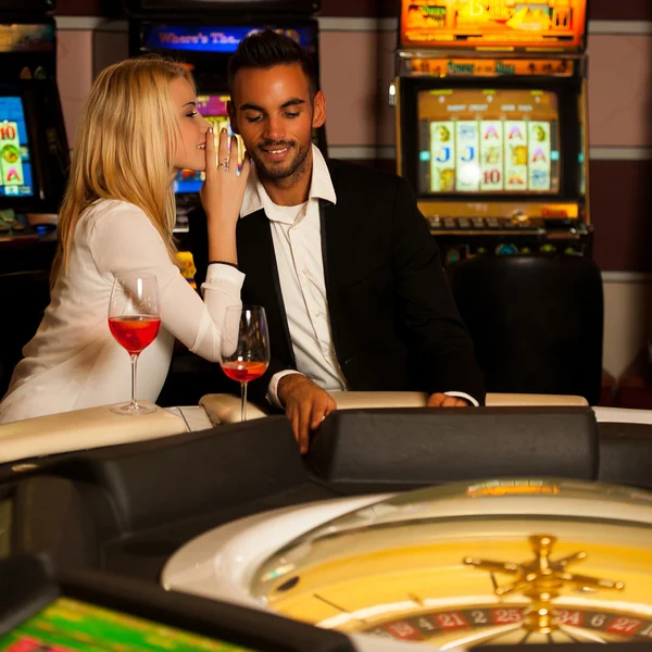 Casal jovem jogando roleta em apostas casino e ganhar — Fotografia de Stock