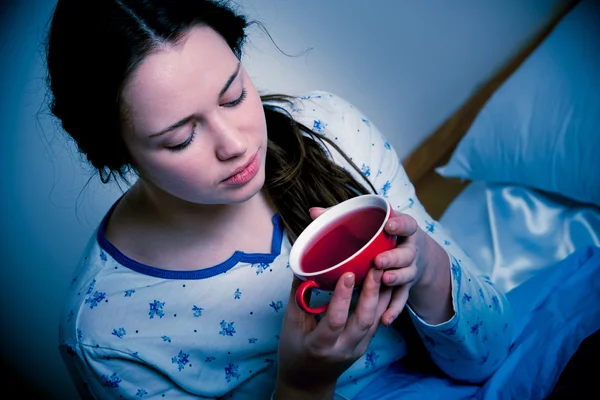 Aziatische Kaukasische vrouw met griep en goudkoorts — Stockfoto