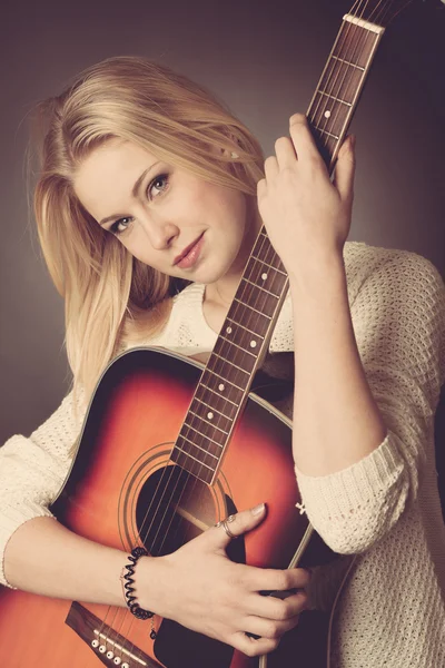 Retrato de joven guitarrista rubia mujer — Foto de Stock