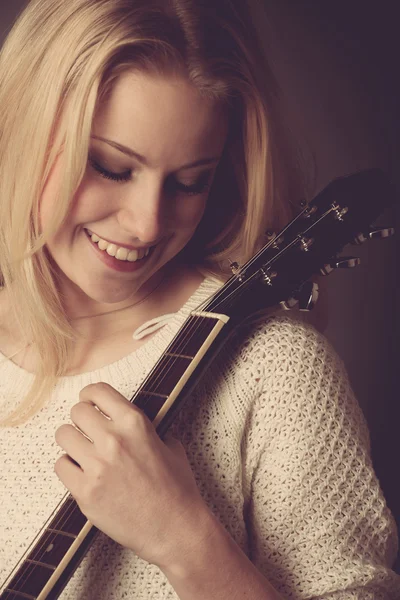 Retrato de joven guitarrista rubia mujer — Foto de Stock