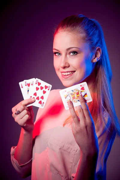 Schöne kaukasische Frau mit Pokerkarten beim Glücksspiel im Casino — Stockfoto