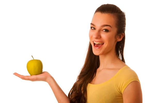 Hermosa feliz asiático caucásico mujer en amarillo camiseta holding — Foto de Stock