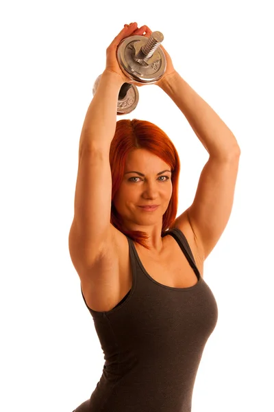 Krásná mladá žena cvičit s dumbels v posilovně fitness — Stock fotografie