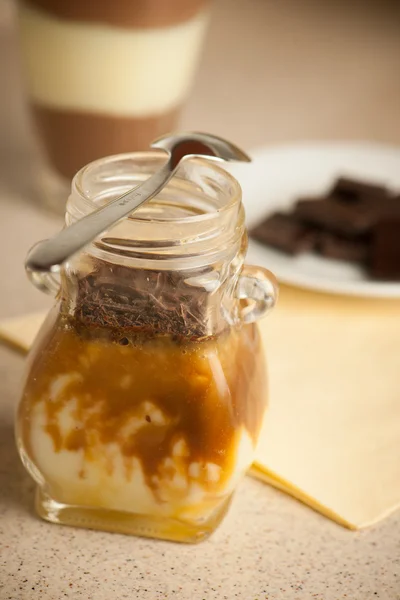 Chocolate misto e pudim de baunilha servido em um copo decorado — Fotografia de Stock