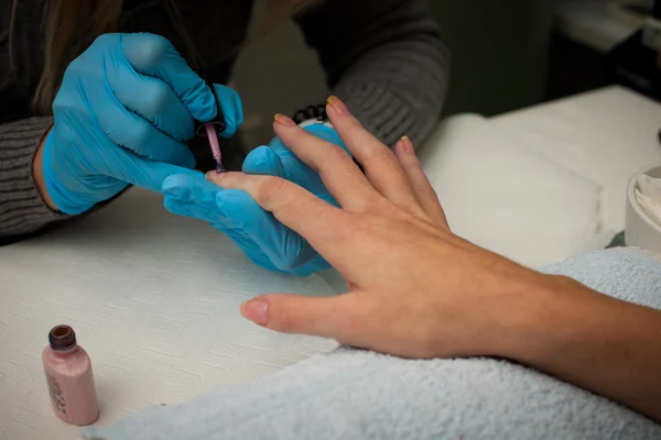 La fabricación de uñas de la mano en un salón de cuidado de la mano profesional - manicura — Foto de Stock