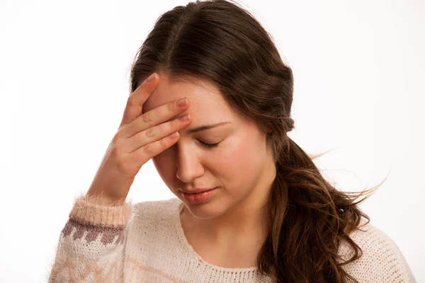 Aziatische Kaukasische vrouw met een hoofdpijn - meisje met pijn in de hea — Stockfoto