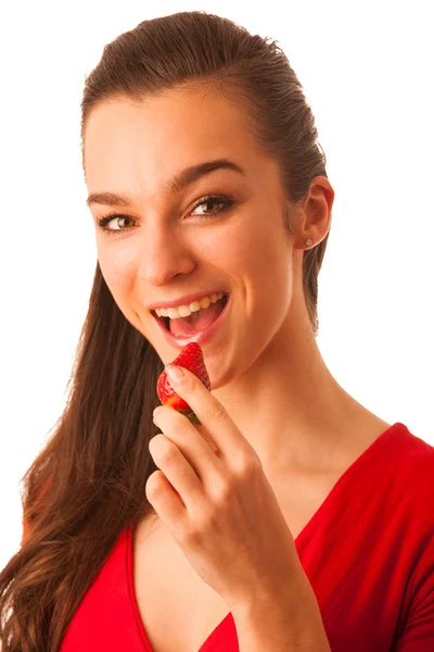 Mooie gelukkig Aziatische Kaukasische vrouw in rode t-shirt eten stra — Stockfoto