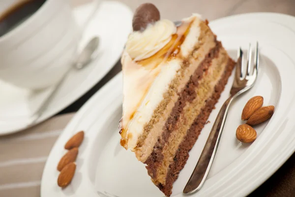 Deliceous φέτα og καραμέλα Μους κέικ σε ένα πιάτο για πρωινό — Φωτογραφία Αρχείου