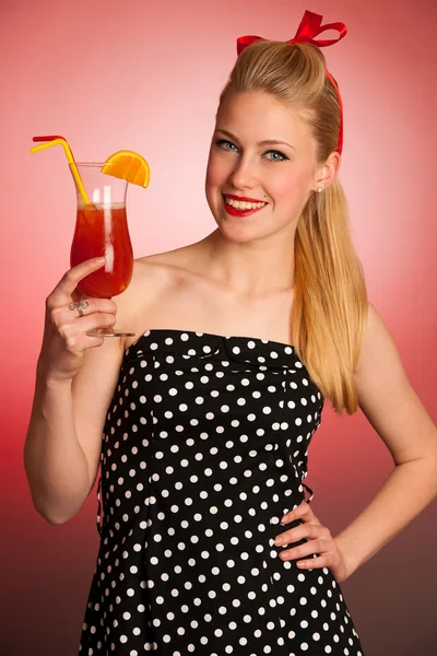 Vacker ung blond kaukasiska pinup kvinna med ett glas av coc — Stockfoto