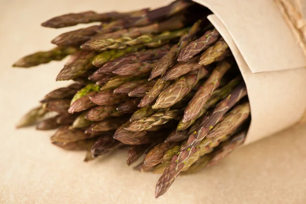 Fresh wild asparagus ready to be cooked — Stock Photo, Image