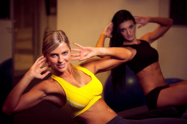 Beautiful athletic woman working ab intervals in fitness — Stock Photo, Image