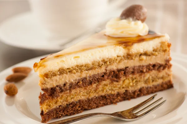 Fatia delicada og Bolo de musse de caramelo em uma chapa do café da manhã — Fotografia de Stock